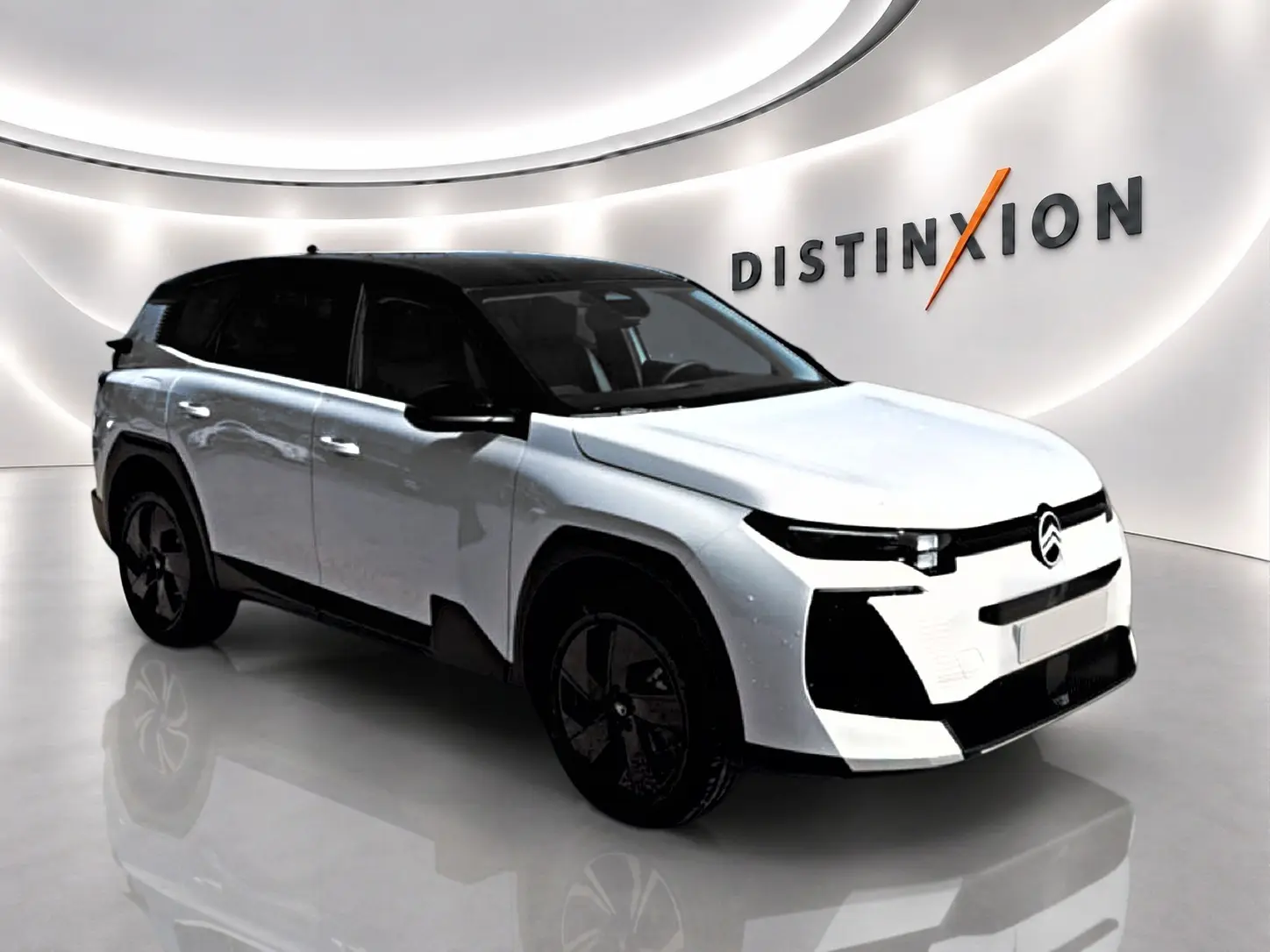 Citroën C5 Aircross hybride blanc et noir, vue 3/4 avant, avec toit noir et jantes alliage noires.