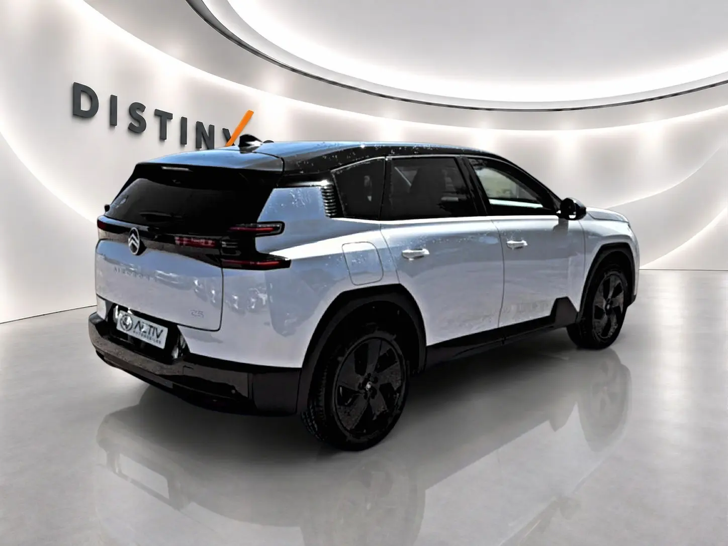 Citroën C5 Aircross blanc et noir, vue 3/4 arrière droit, avec toit noir et jantes alliage noires.