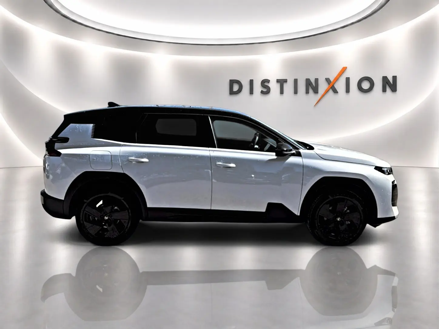 Profil droit du Citroën C5 Aircross hybride 2026 blanc avec toit noir et jantes alliage noires, en studio lumineux.