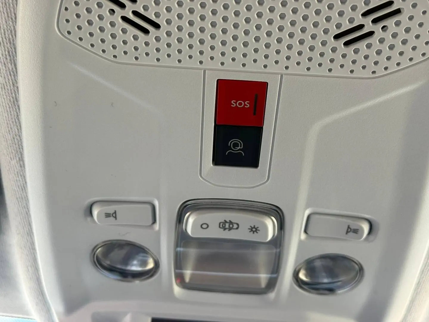 Vue en gros plan du plafonnier intérieur gris clair avec bouton SOS et commandes d’éclairage de la Peugeot 208 2025.