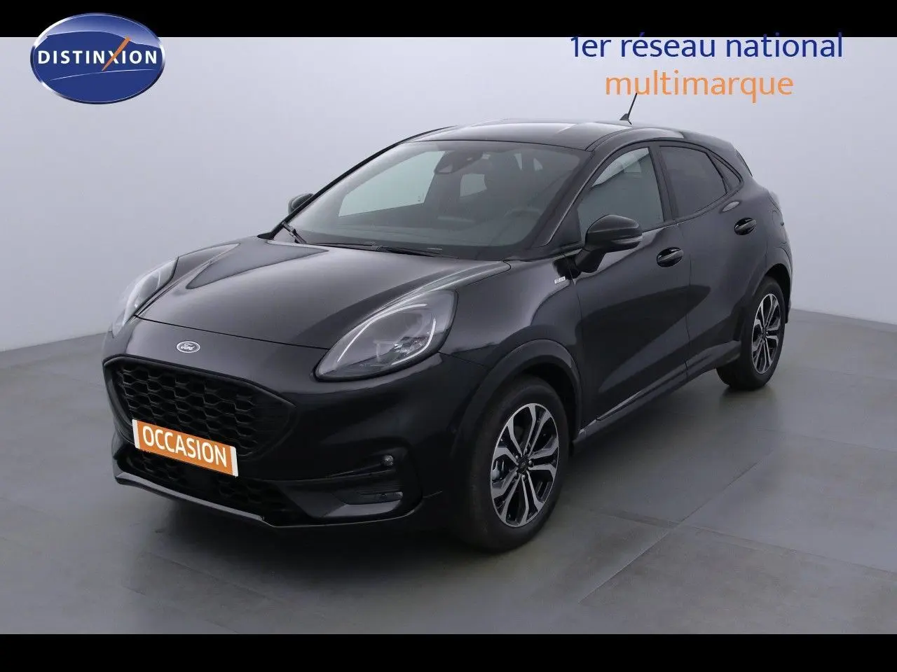 Ford Puma noir agate en 3/4 avant droit, mettant en valeur sa calandre large et ses optiques arrondies LED.