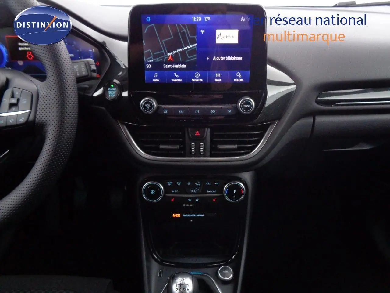 Vue intérieure du tableau de bord du Ford Puma noir agate 2022, avec écran tactile central et boîte manuelle.