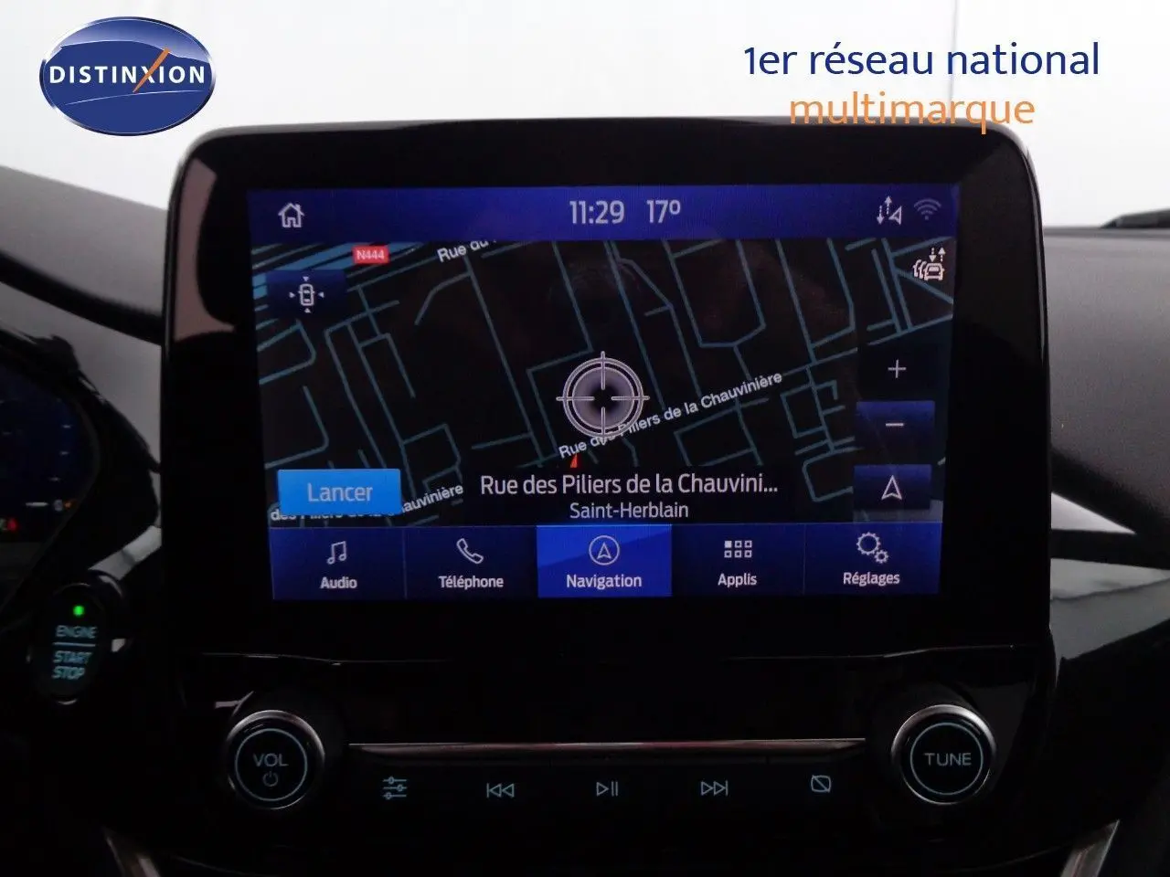 Écran tactile central du Ford Puma noir agate 2022 affichant la navigation avec carte et options multimédia.