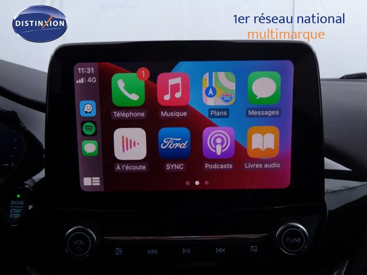 Écran tactile central du Ford Puma 2022 affichant les applications de connectivité et multimédia en intérieur noir.