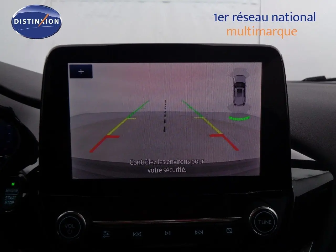 Écran central affichant la caméra de recul avec lignes de guidage colorées dans un Ford Puma noir agate 2022.