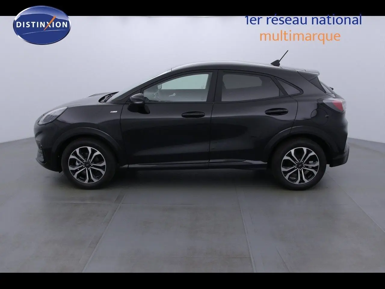 Profil côté gauche d'une Ford Puma noir agate 2022, version 1.0 EcoBoost MHEV ST-Line avec jantes alliage.