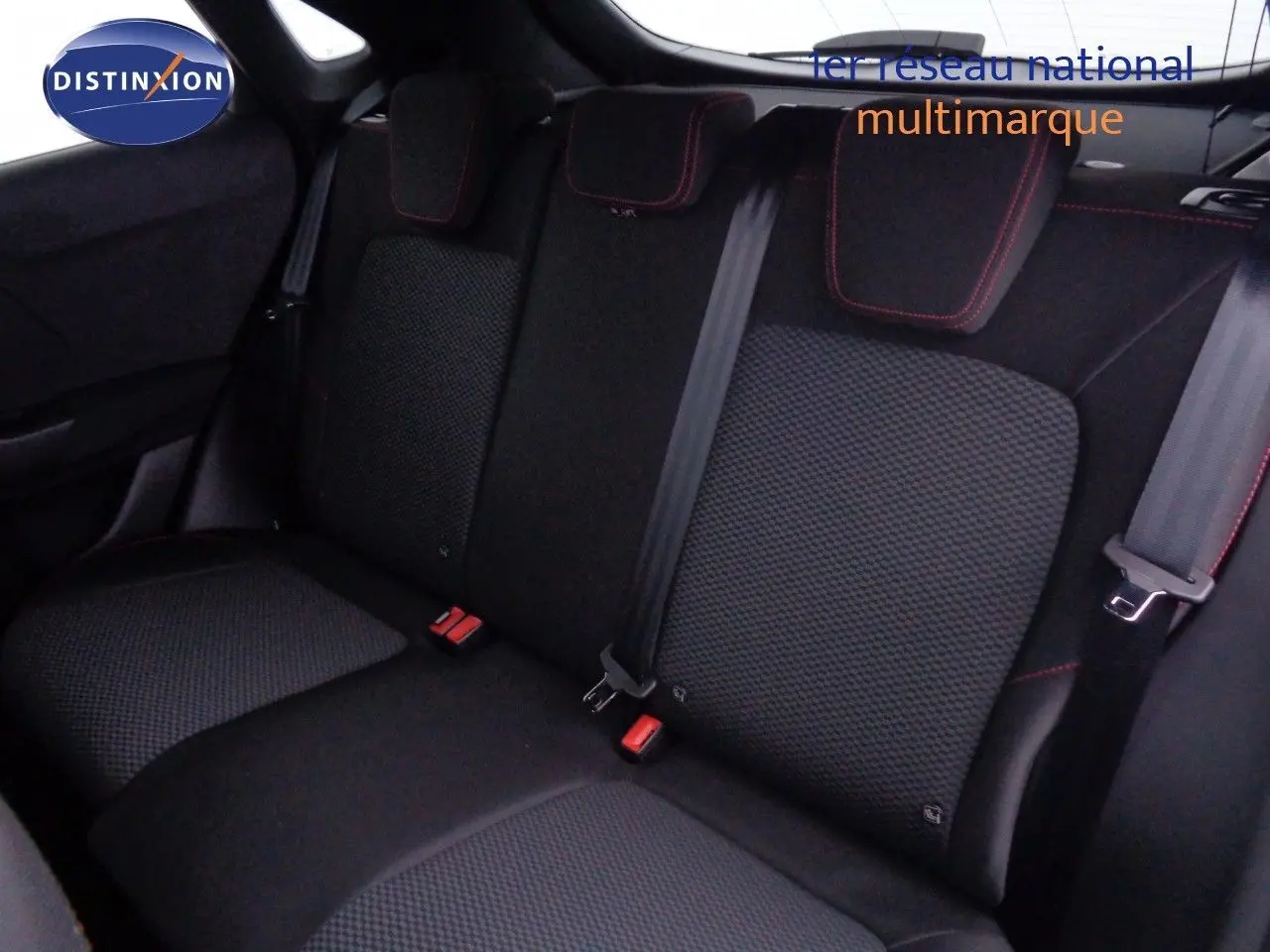 Vue intérieure des sièges arrière noirs avec surpiqûres rouges du Ford Puma 2022 version ST-Line.
