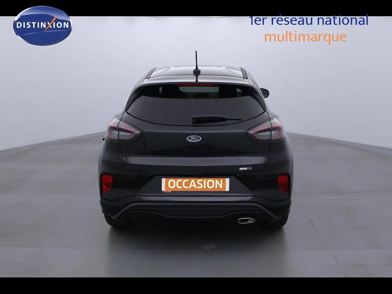 Vue arrière d'un Ford Puma noir Agate 2022 avec feux LED et sortie d'échappement chromée visible.