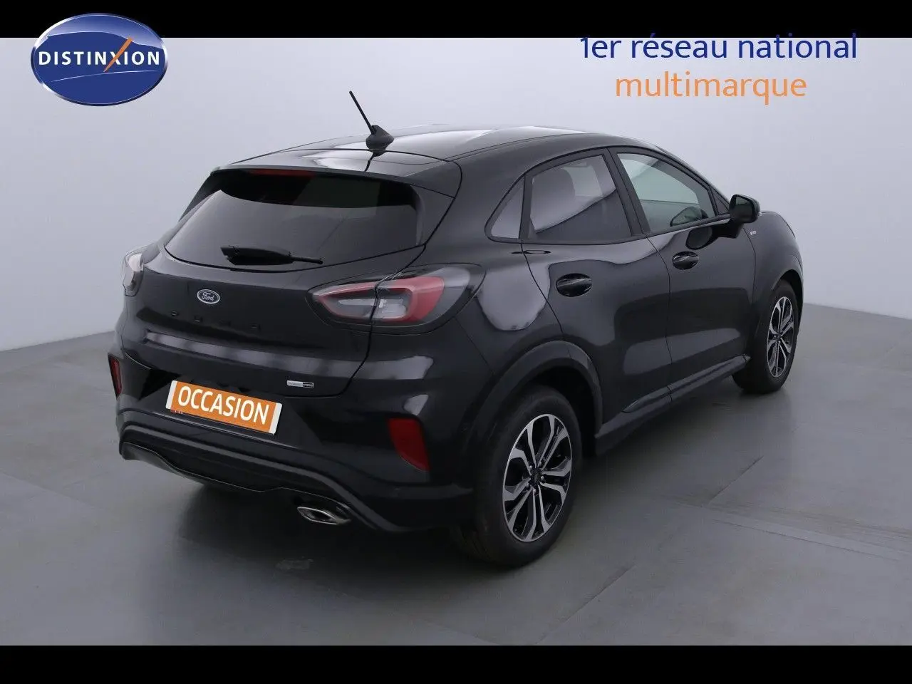 Vue 3/4 arrière droite d'un Ford Puma noir agate avec feux LED et jantes alliage distinctives.