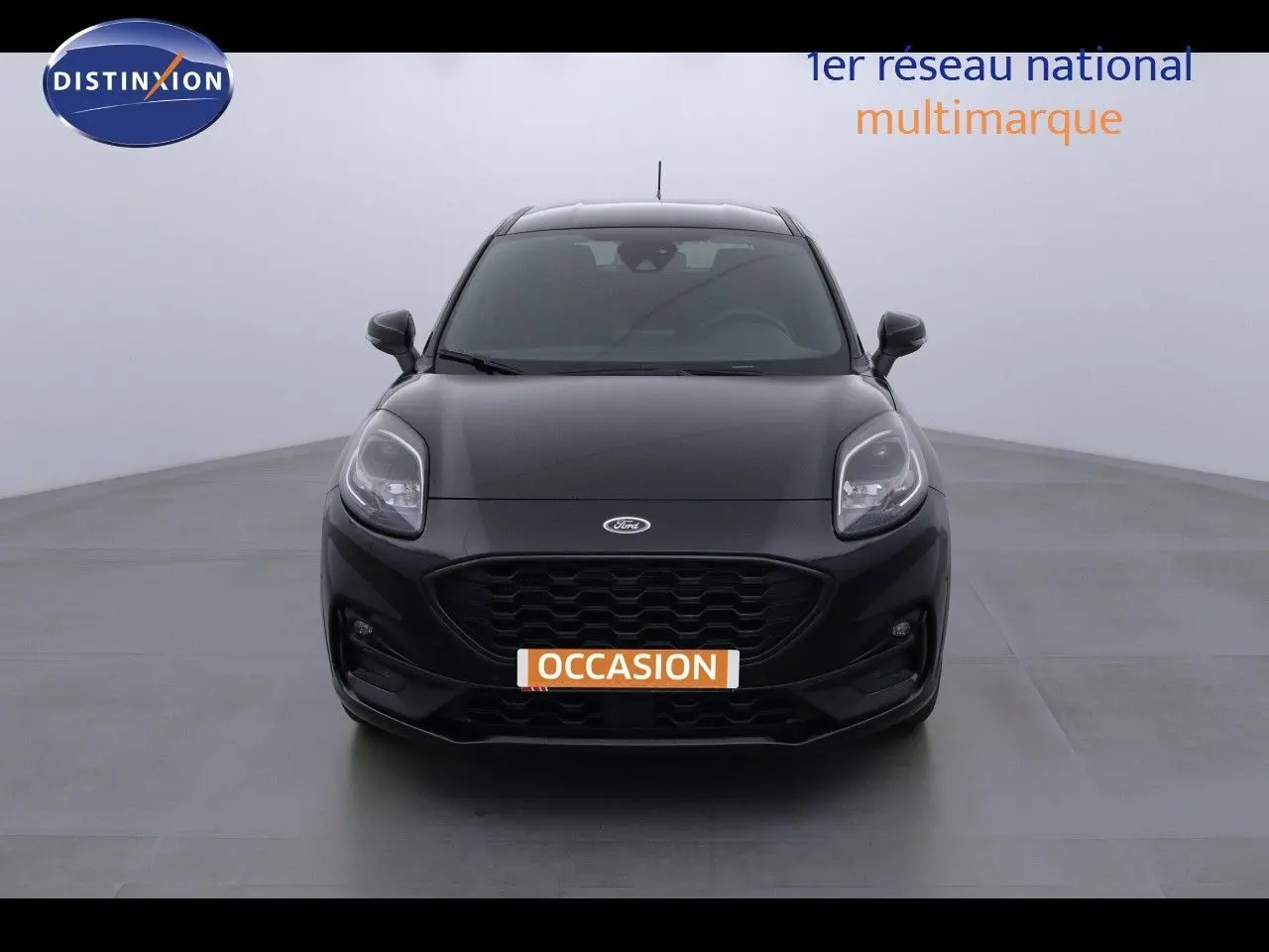 Vue frontale d'un Ford Puma noir Agate, mettant en valeur sa calandre noire et ses phares LED distinctifs.