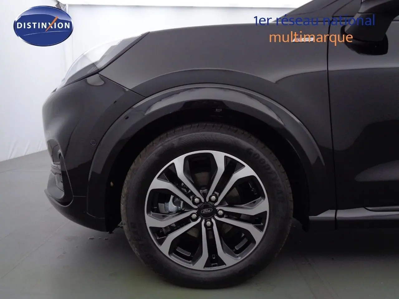 Gros plan sur la roue avant gauche et l'aile noire agate du Ford Puma 1.0 EcoBoost MHEV 155ch ST-Line 2022.