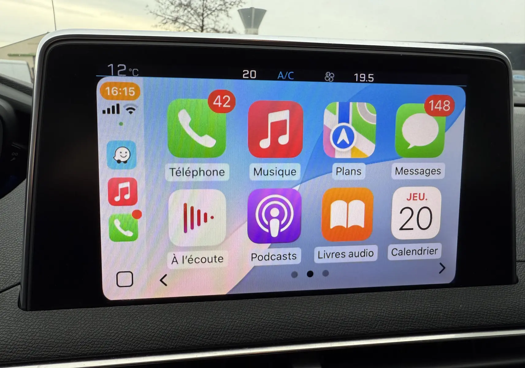 Écran tactile central du Peugeot 5008 gris Artense de 2020 affichant les applications téléphone, musique, plans et messages.