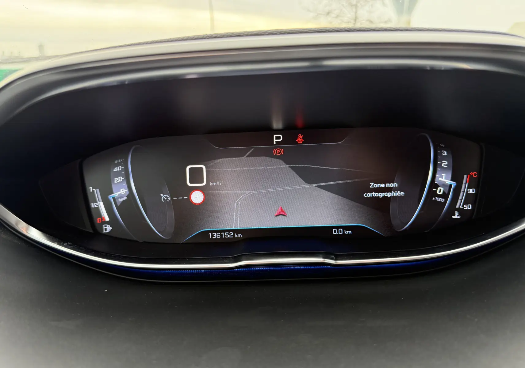 Tableau de bord numérique du Peugeot 5008 2020 affichant la vitesse à 0 km/h et une zone non cartographiée.