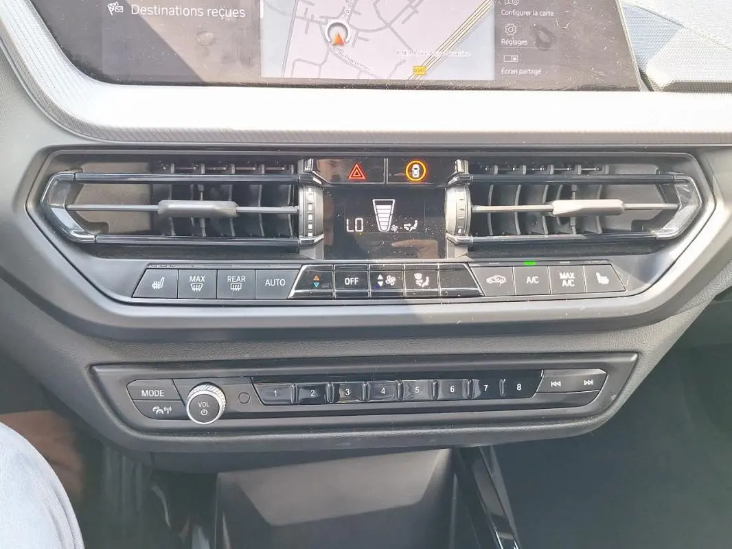 Tableau de bord de BMW Série 1 120i M Sport 2021 montrant la console centrale avec commandes climatisation et écran GPS tactile.
