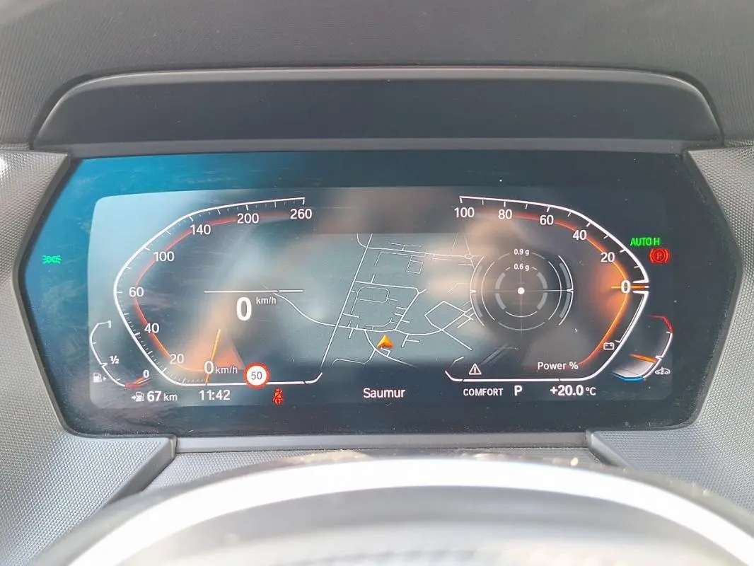 Tableau de bord numérique de BMW Série 1 120i M Sport 2021 affichant la vitesse, la carte GPS et les indicateurs de conduite.