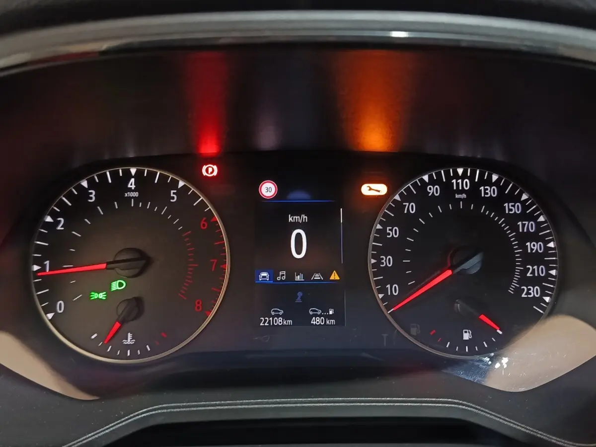 Vue rapprochée du combiné d'instruments de la Renault Clio gris clair 2023, affichage digital et compte-tours analogique.