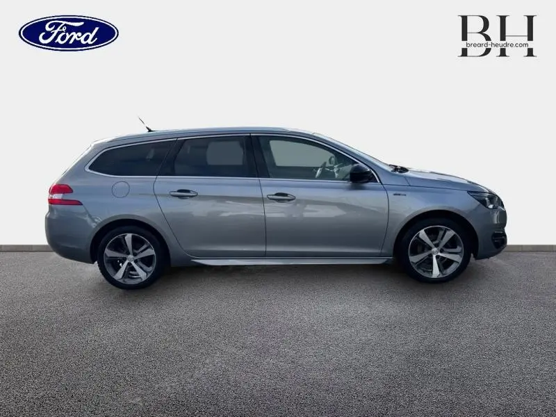Profil côté gauche d'un Peugeot 308 SW gris Artense de 2017 avec jantes alliage et vitres teintées.