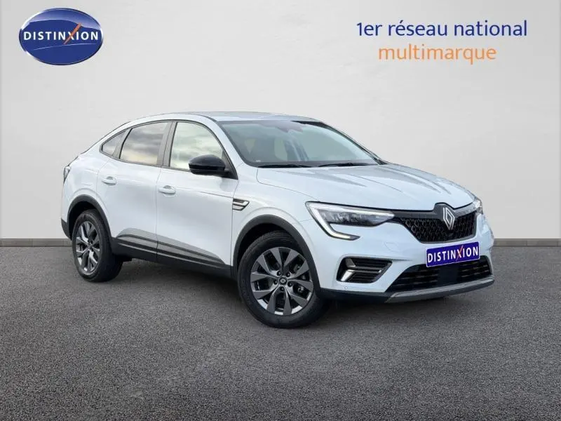 Renault Arkana blanc en 3/4 avant droit, SUV hybride avec calandre noire et jantes gris foncé.