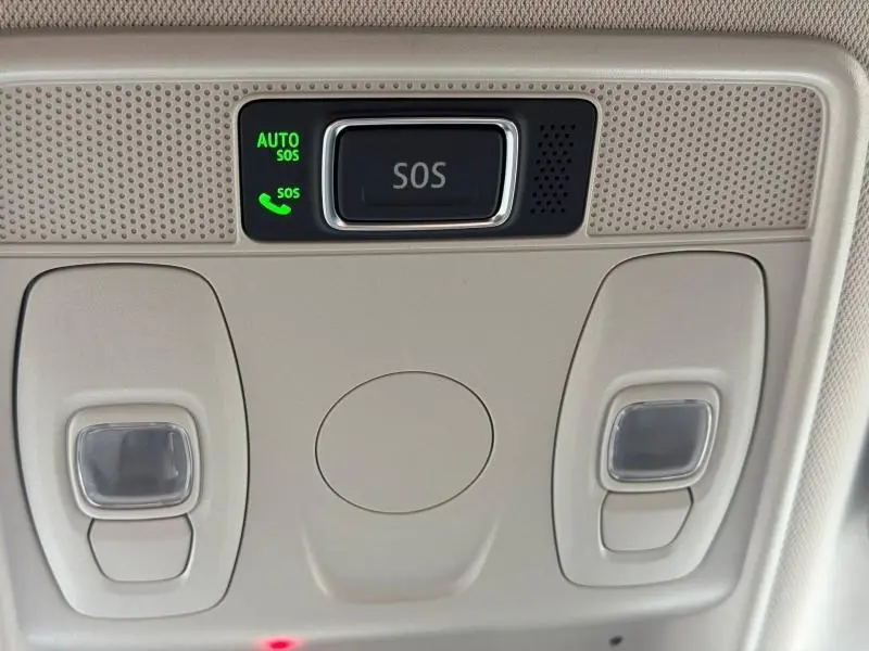 Vue rapprochée du plafonnier intérieur avec bouton SOS et éclairages de lecture du Renault Arkana blanc 2025.