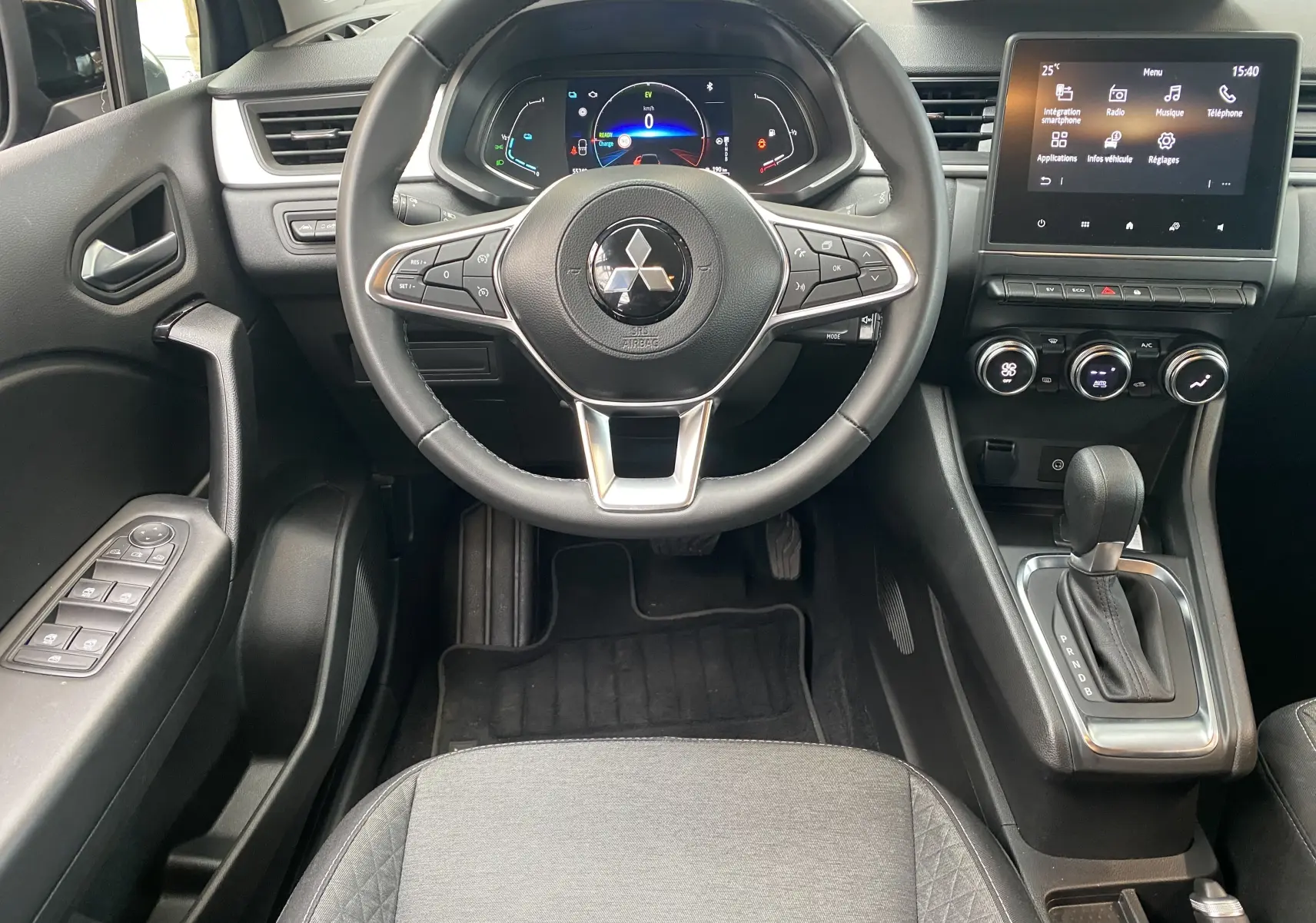 Intérieur du Mitsubishi ASX 2023, vue centrée sur le volant, tableau de bord digital et console avec boîte auto.