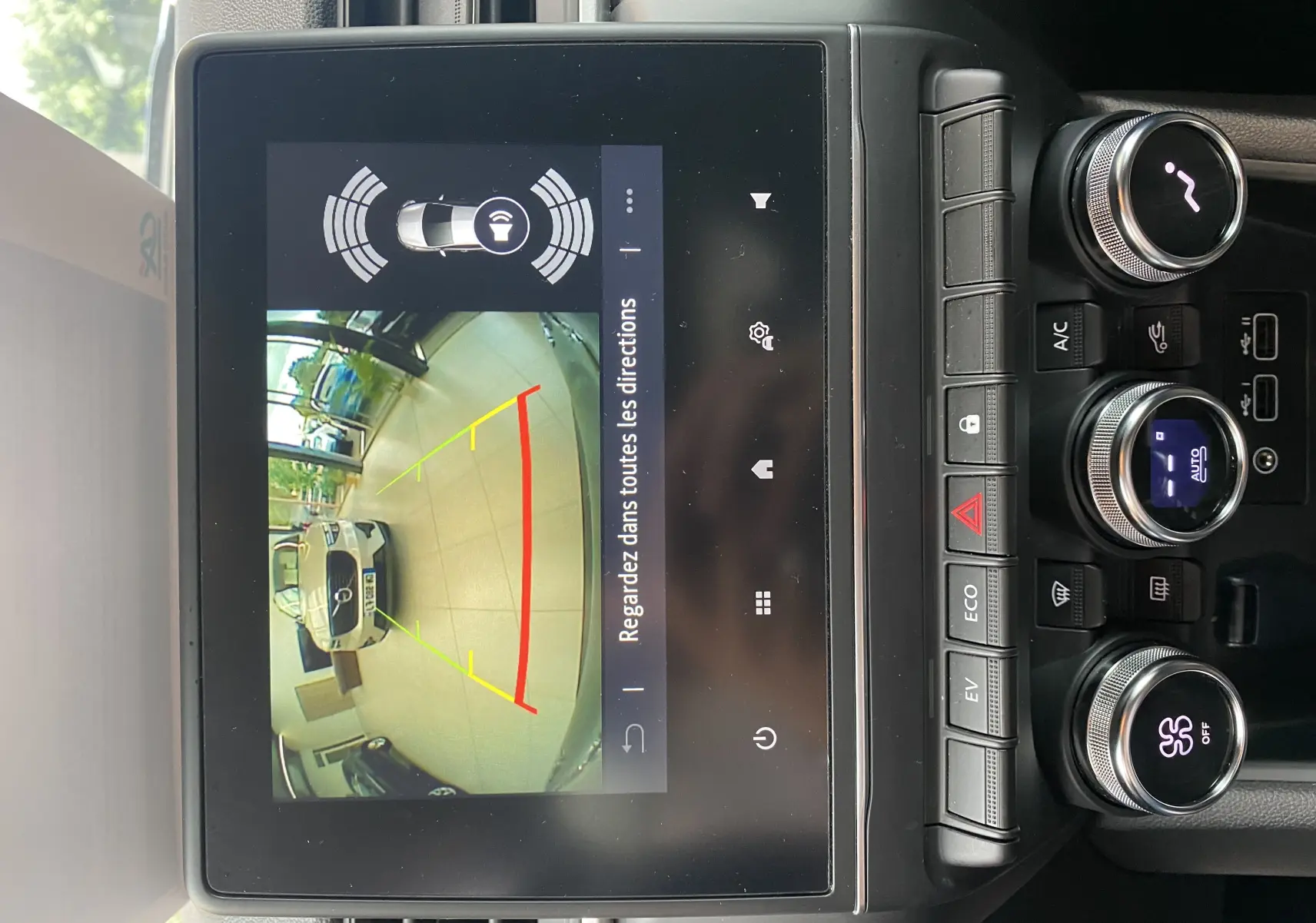 Écran tactile du Mitsubishi ASX 2023 montrant la caméra de recul avec vue arrière et commandes climatisation en dessous.