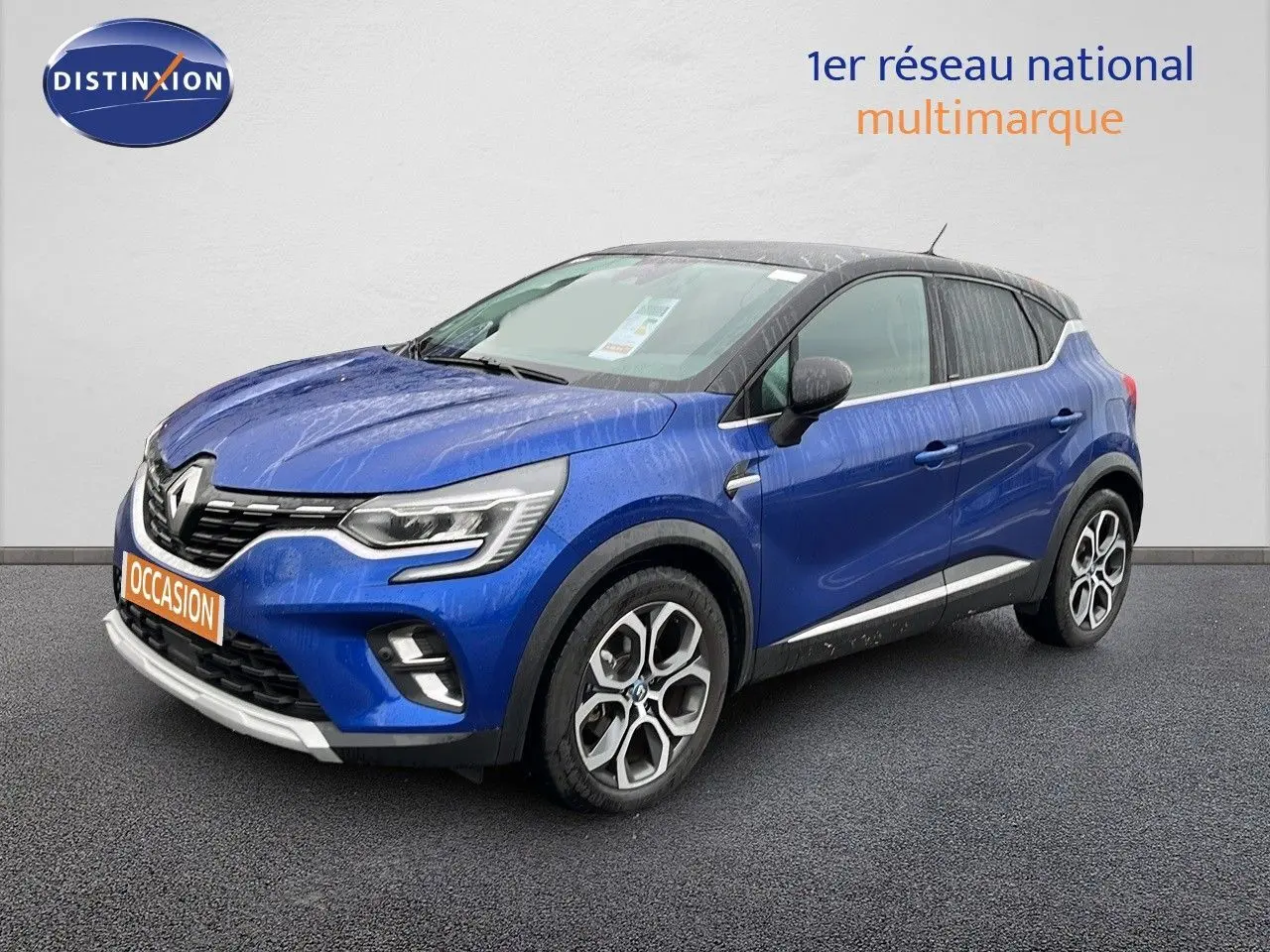 Renault Captur hybride rechargeable bleu Iron Metal avec toit noir, vue 3/4 avant droit, jantes alliage distinctives.