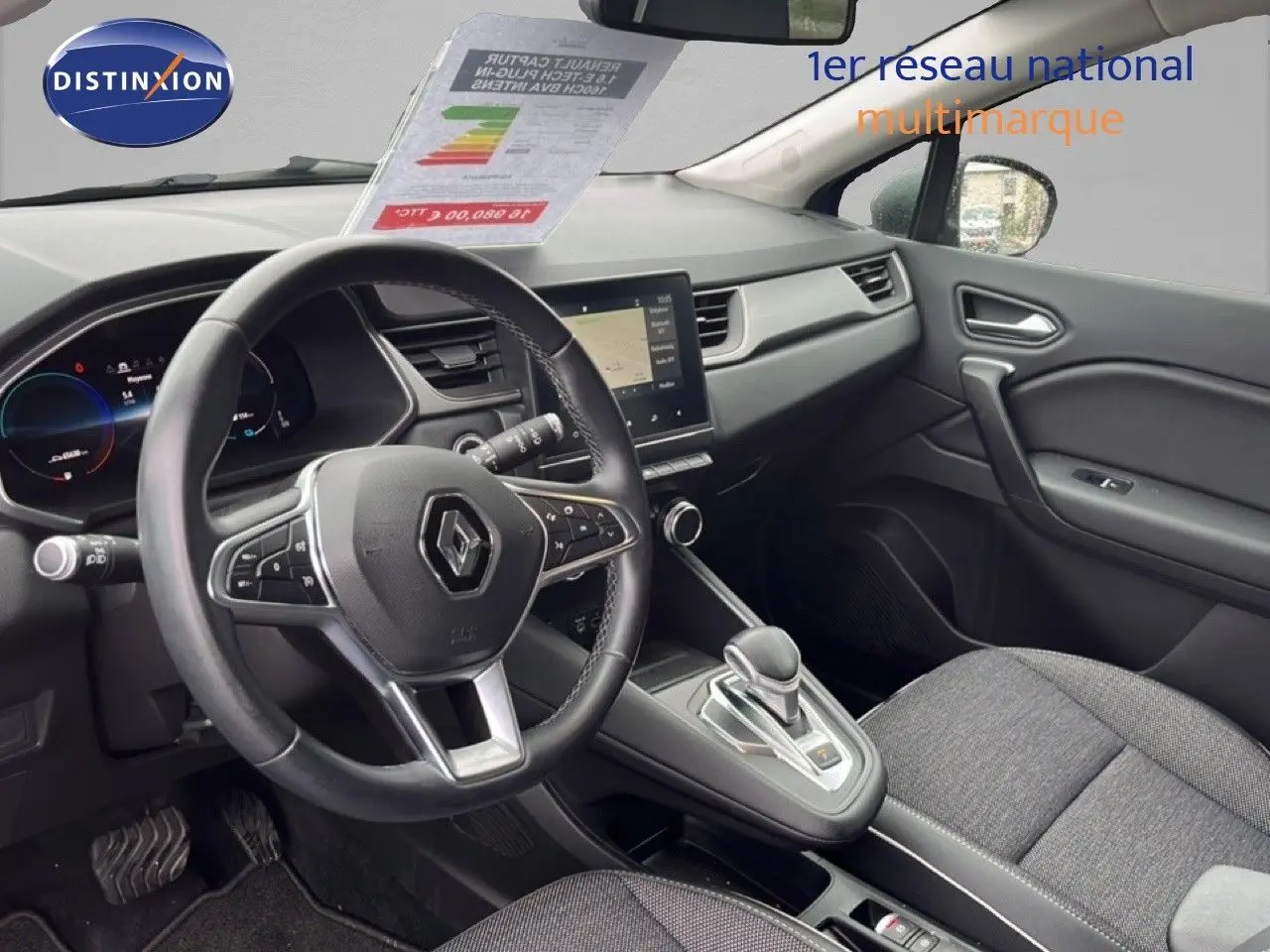 Vue intérieure côté conducteur du Renault Captur 1.6 E-TECH hybride, volant multifonction et console centrale avec boîte auto.