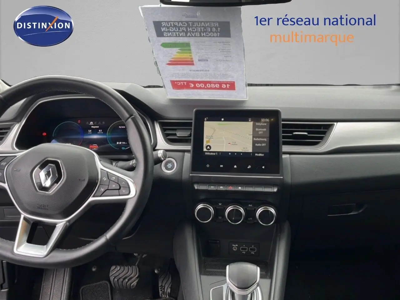 Vue intérieure du tableau de bord et volant du Renault Captur 1.6 E-Tech Plug-in 2021 avec écran tactile et commandes au volant.