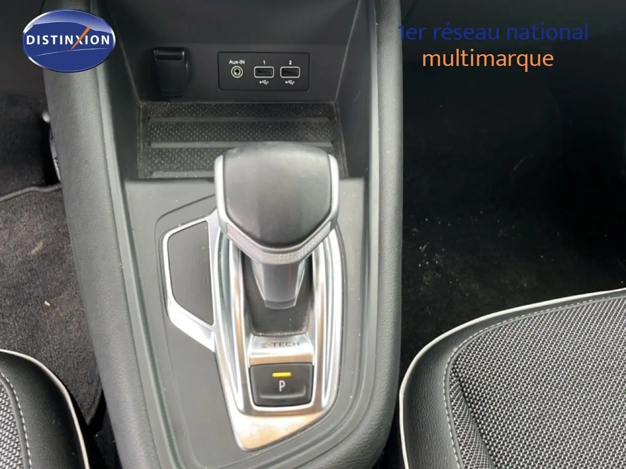 Le levier de vitesses automatique E-TECH du Renault Captur 1.6 hybride rechargeable vu en gros plan, avec ports USB et prise Aux.
