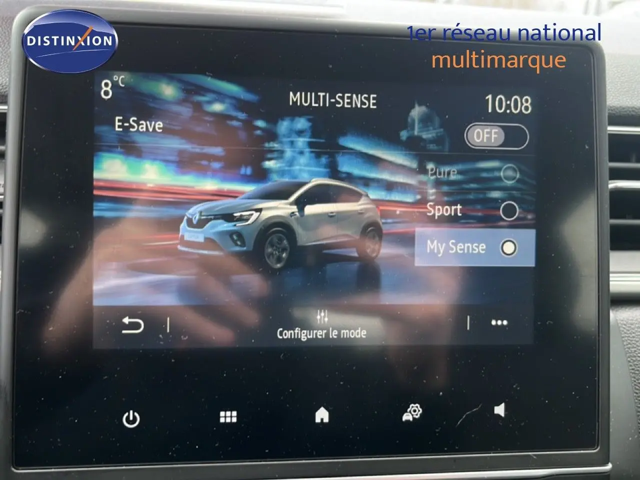 Écran tactile montrant un Renault Captur bleu iron metal avec toit noir en vue 3/4 avant dans le menu Multi-Sense.