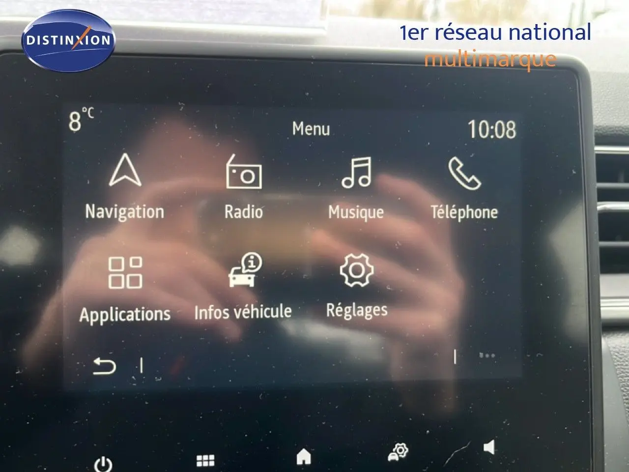 Écran tactile du système multimédia du Renault Captur 1.6 E-Tech, affichant le menu principal avec icônes blanches.
