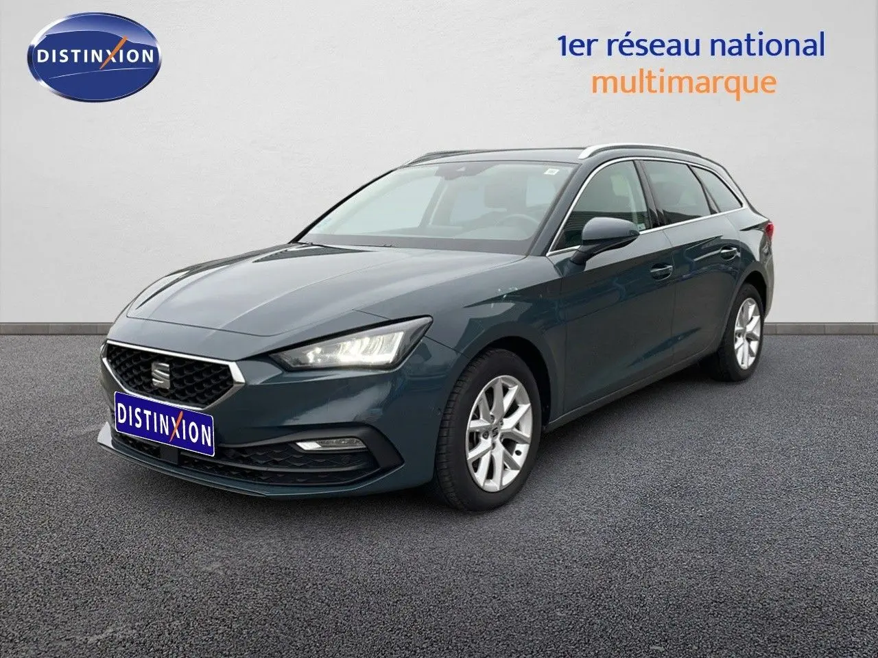 SEAT Leon ST bleu Fjord vue 3/4 avant droit, break compact avec feux LED allumés sur fond neutre.