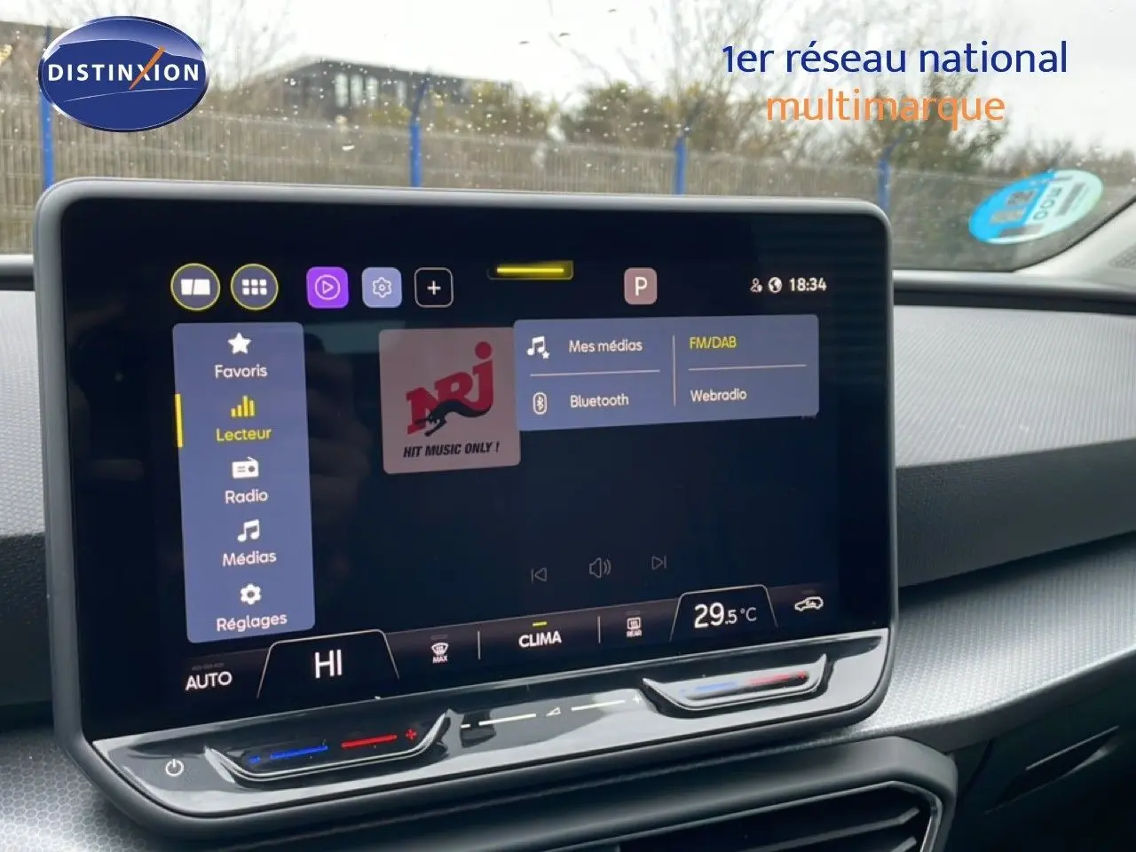 Vue rapprochée de l’écran tactile central du tableau de bord du SEAT LEON ST 2025, ambiance intérieure gris noir.