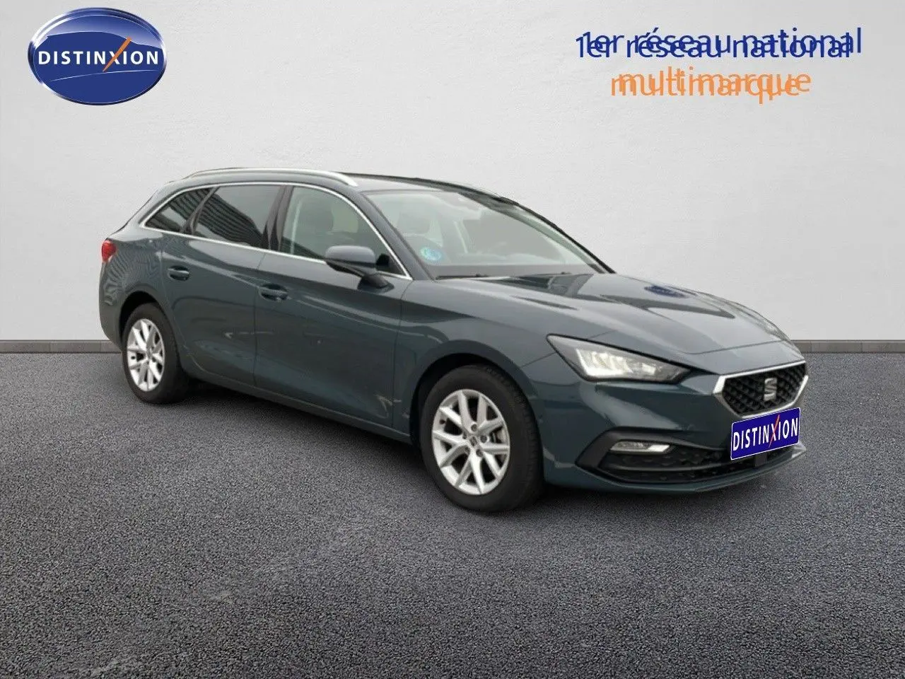 SEAT LEON ST bleu Fjord en vue 3/4 avant droit, break compact avec jantes alliage et calandre distinctive.