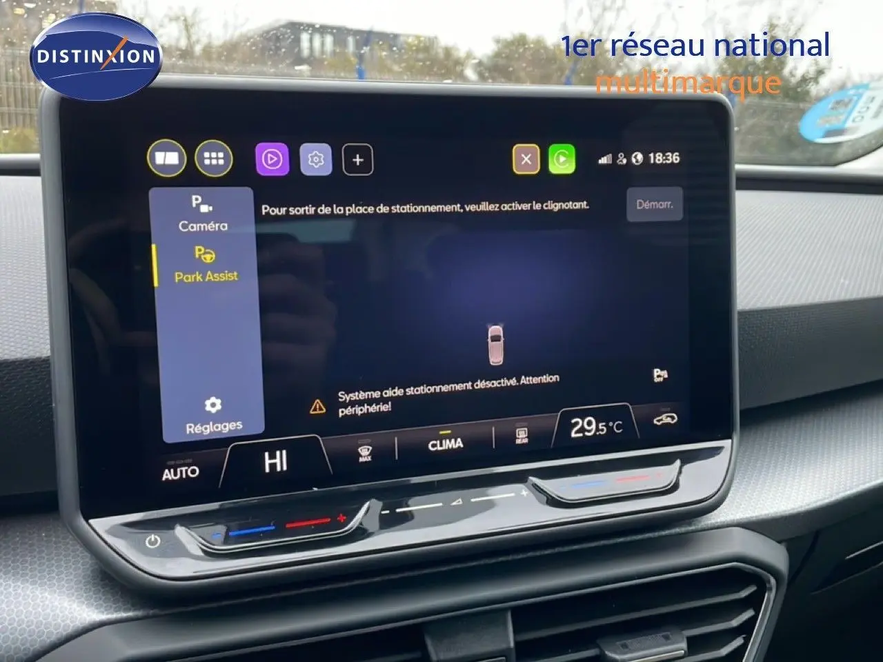 Écran tactile central affichant l'assistance au stationnement dans l'habitacle gris noir d'une SEAT Leon ST bleu Fjord.