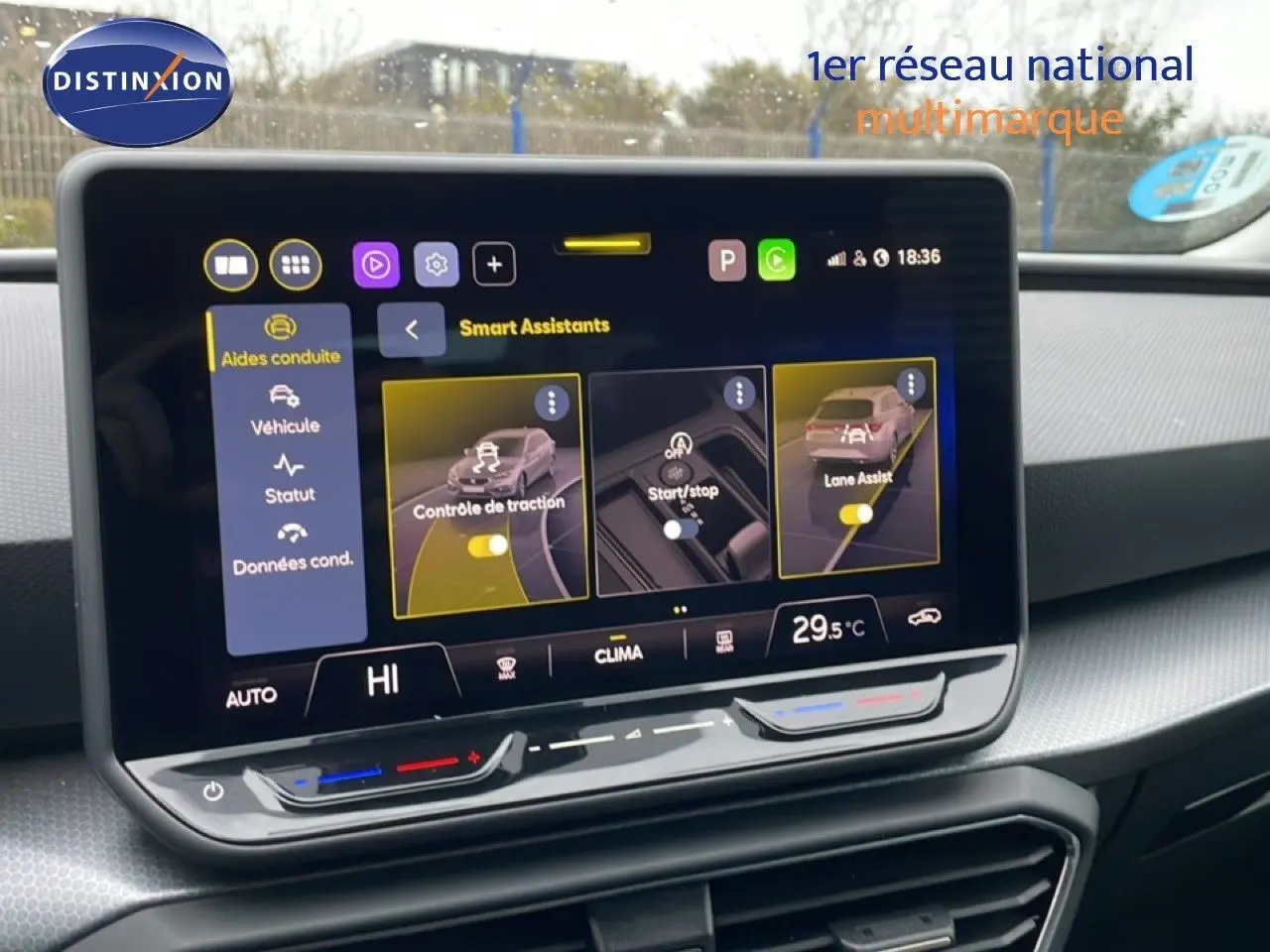 Écran tactile central du tableau de bord du SEAT LEON ST 2025, affichant les assistants de conduite et la climatisation.