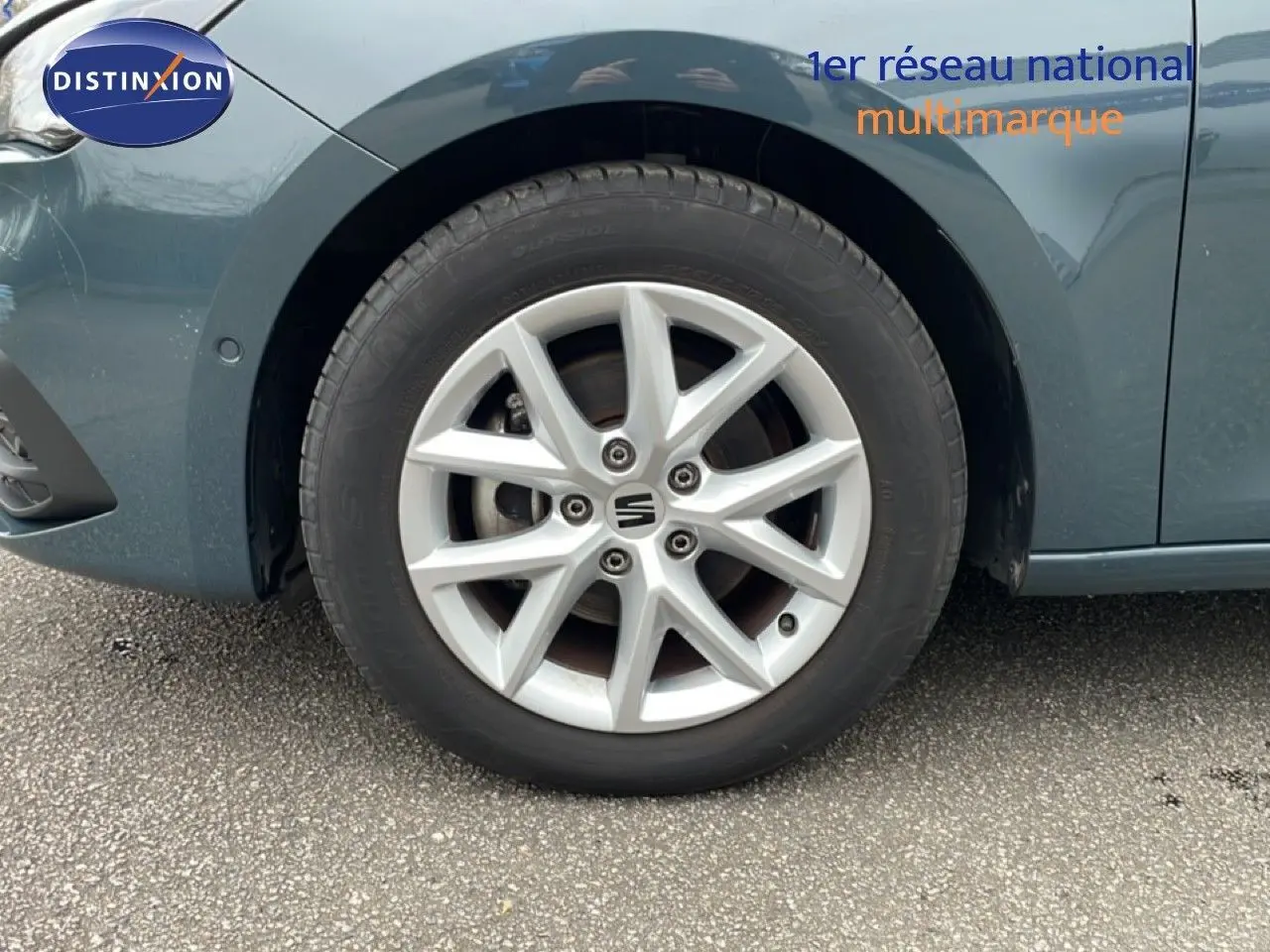 Gros plan sur la roue avant gauche d'une SEAT LEON ST 2025 bleu fjord avec jante alliage argentée.