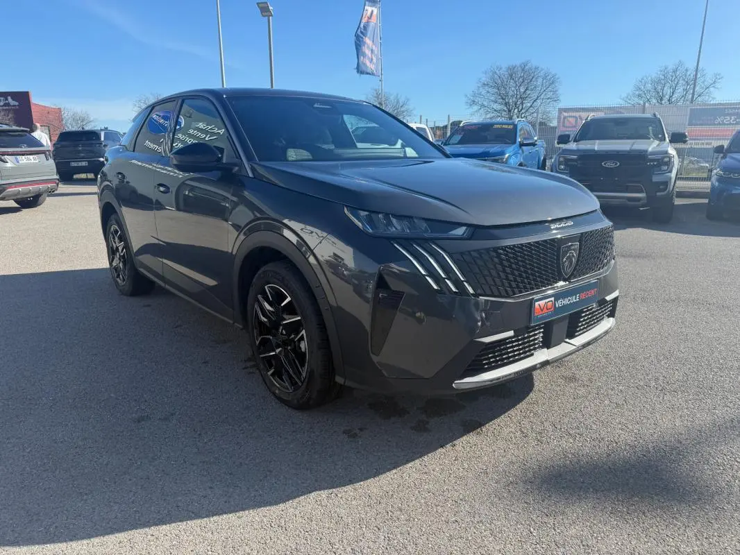 Peugeot 3008 Hybrid gris en 3/4 avant droit, avec calandre noire et jantes alliage noires de 19 pouces.