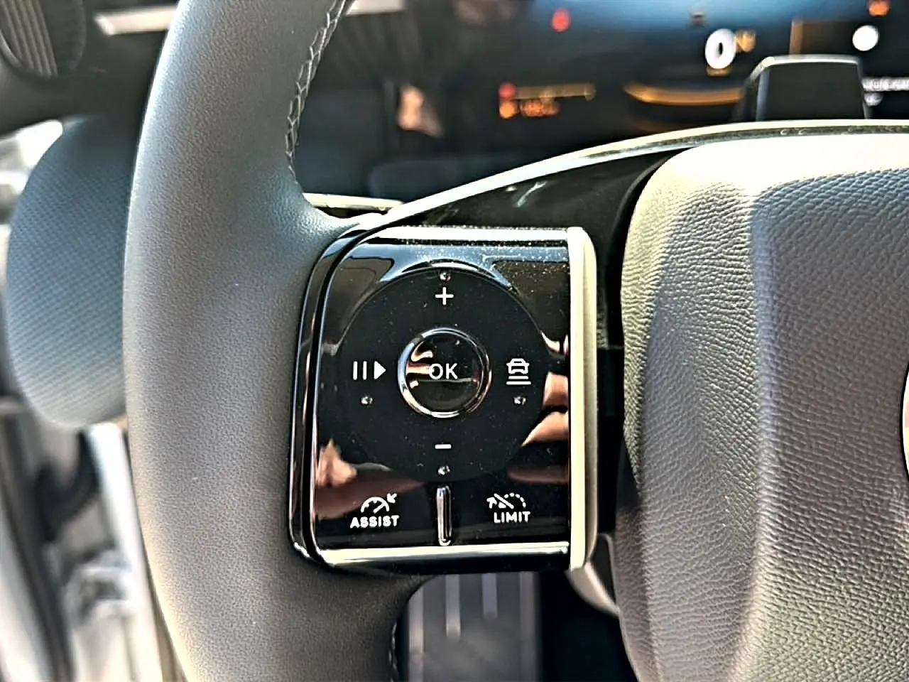 Gros plan sur les commandes multifonctions noires à gauche du volant du Citroën C5 Aircross hybride 2026.