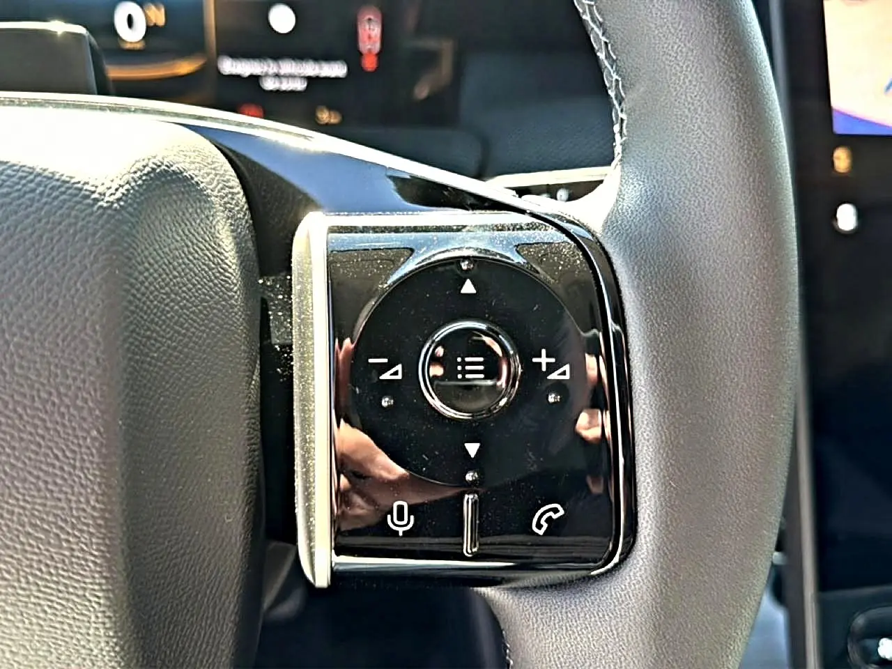 Gros plan sur les commandes multifonctions à droite du volant cuir gris du Citroën C5 Aircross hybride 2026.