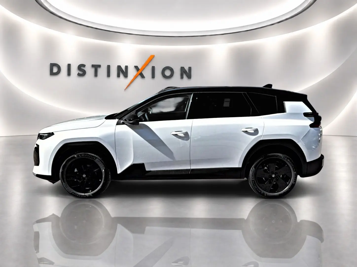 Vue de profil droit du Citroën C5 Aircross hybride 2026 blanc avec toit noir et jantes alliage noires.