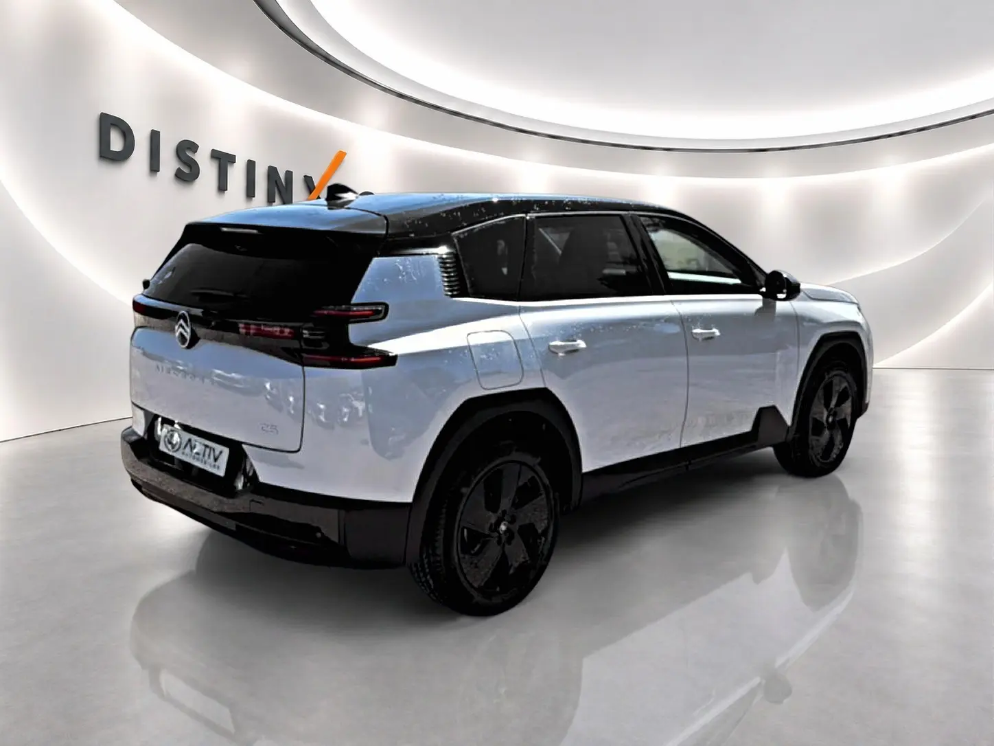 Vue 3/4 arrière droite du Citroën C5 Aircross blanc et noir avec toit bi-ton et jantes alliage noires.