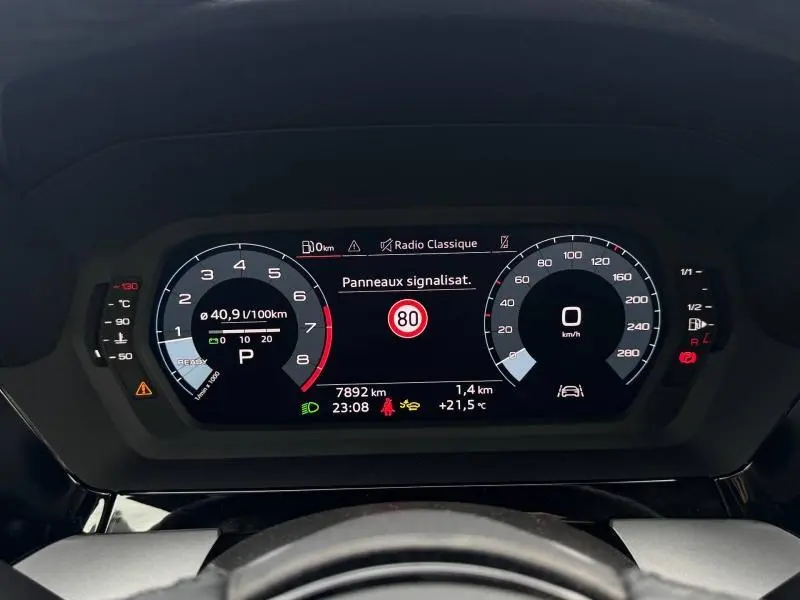 Vue rapprochée du tableau de bord numérique de l'Audi A3 Sportback 2024 affichant la vitesse, consommation et signalisation à 80 km/h.