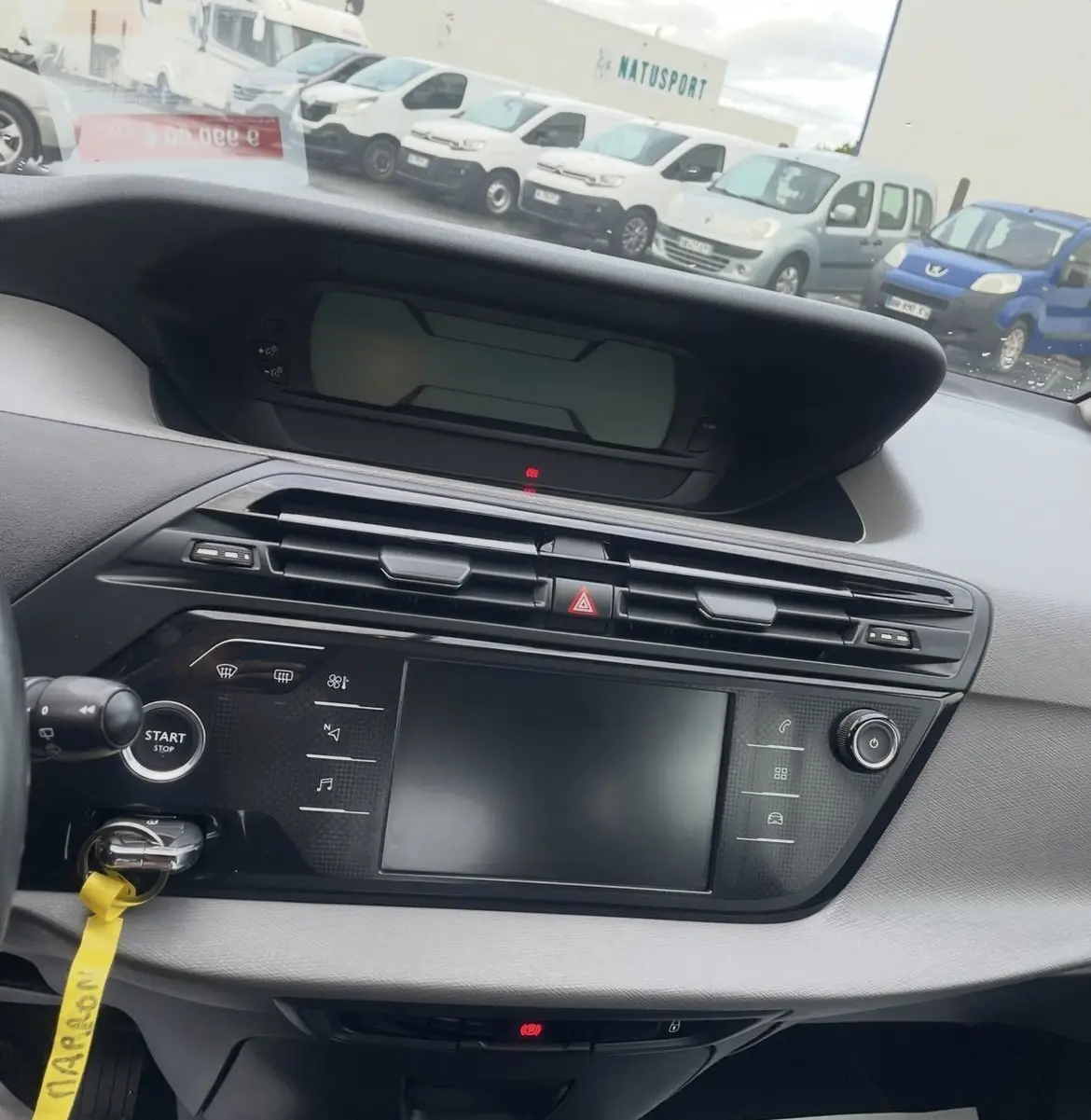 Tableau de bord intérieur de Citroën C4 Picasso 2017 avec écran tactile et commandes au volant visibles depuis le siège conducteur.