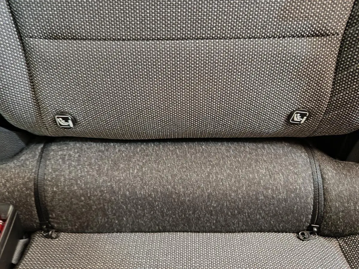 Gros plan sur la banquette arrière grise du Renault Captur 2025 avec fixation Isofix visible.