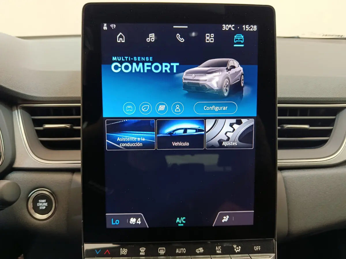 Écran tactile central du tableau de bord du Renault Captur gris foncé, affichant le mode Confort et options de conduite.