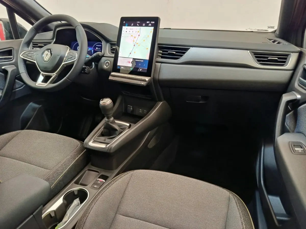 Intérieur du Renault Captur 2025 techno Eco-G, vue de face sur tableau de bord et écran tactile vertical.