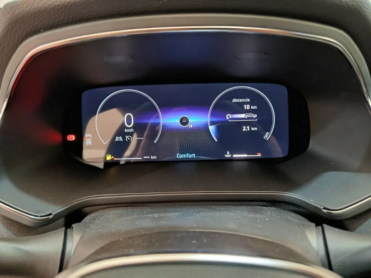 Combiné d'instruments numérique 10,4 pouces du Renault Captur 2025 affichant vitesse et distance en mode confort.