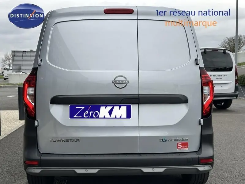 Vue arrière d'un utilitaire Nissan Townstar gris électrique avec portes battantes et logo Zero Emission.