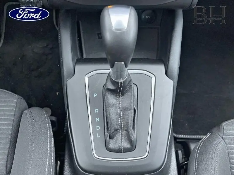 Gros plan sur le levier de vitesses automatique en cuir noir de la Ford Focus SW 2024 Titanium X Business.